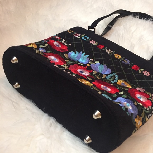 Small Embroidered Handbag - Picture 4 of 6